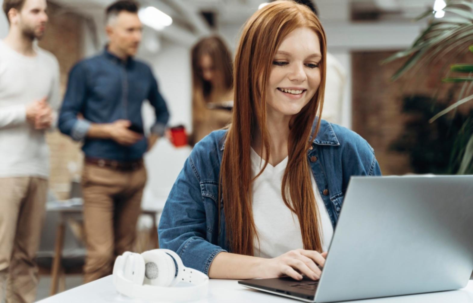 Designer arbeitet an einem Interface-Konzept am Computer