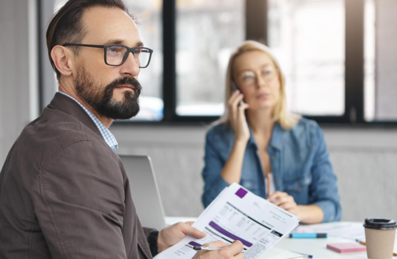 UI/UX Designer bei der Arbeit an digitalen Interfaces