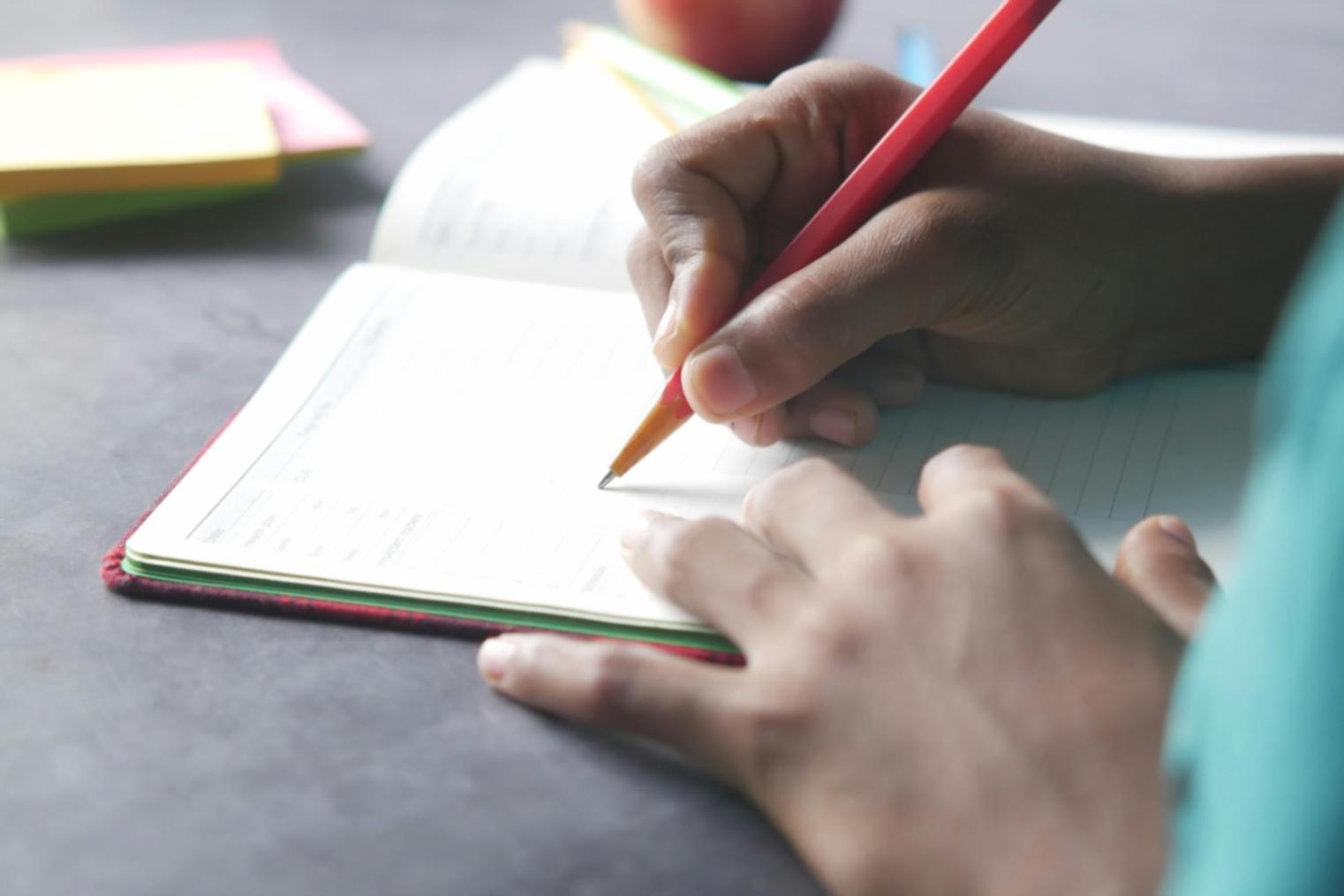 Kreatives Arbeitsumfeld mit Designskizzen und digitalen Tools